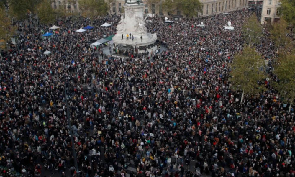 Σε κλίμα συγκίνησης το Παρίσι για τον καθηγητή που αποκεφαλίστηκε